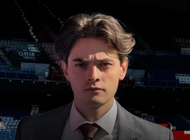 Raphaël Leroy en costume, dans un stade